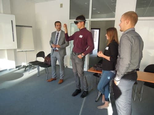 Virtuální brýle HoloLens spolecna.jpg